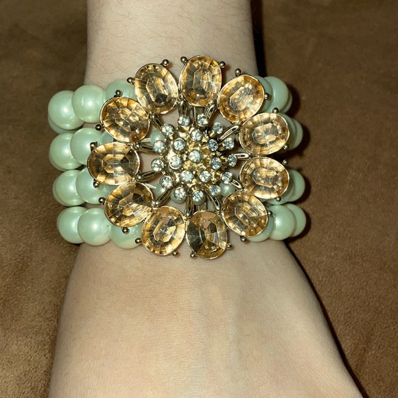 PEARLS AND PINK CRYSTALS FLOWER BRACELET. - Picture 2 of 9